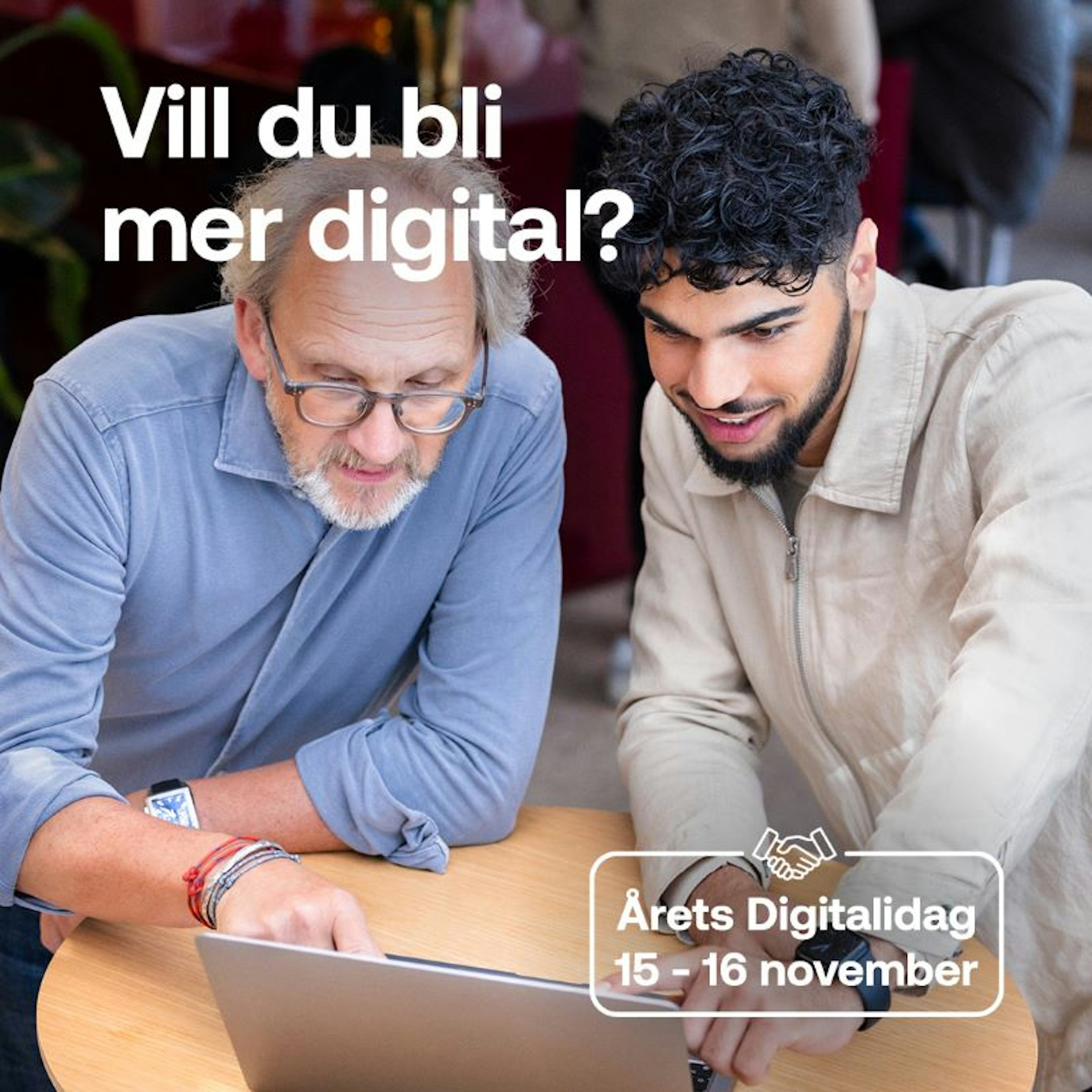 En äldre man och en yngre man sitter vid en laptop och tittar på skärmen tillsammans, med text om Årets Digitalidag 15–16 november.